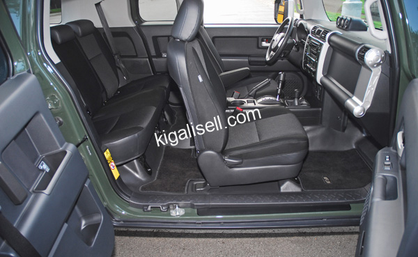 2011ToyotaFJCruiserInteriorSeating001sm